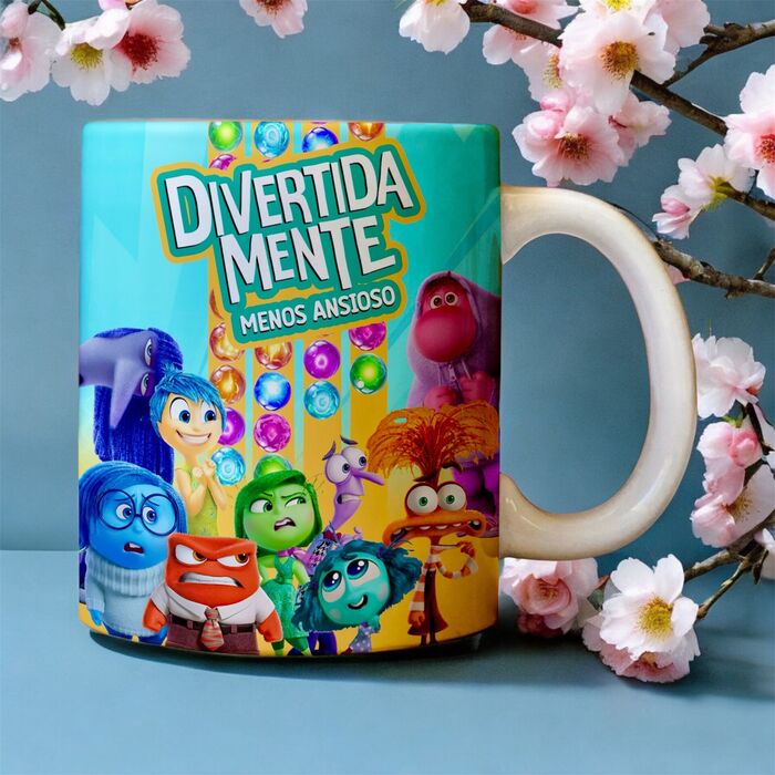 Uma caneca colorida apresenta personagens de um filme de animação, com fundo azul claro e decorações vibrantes. O texto 