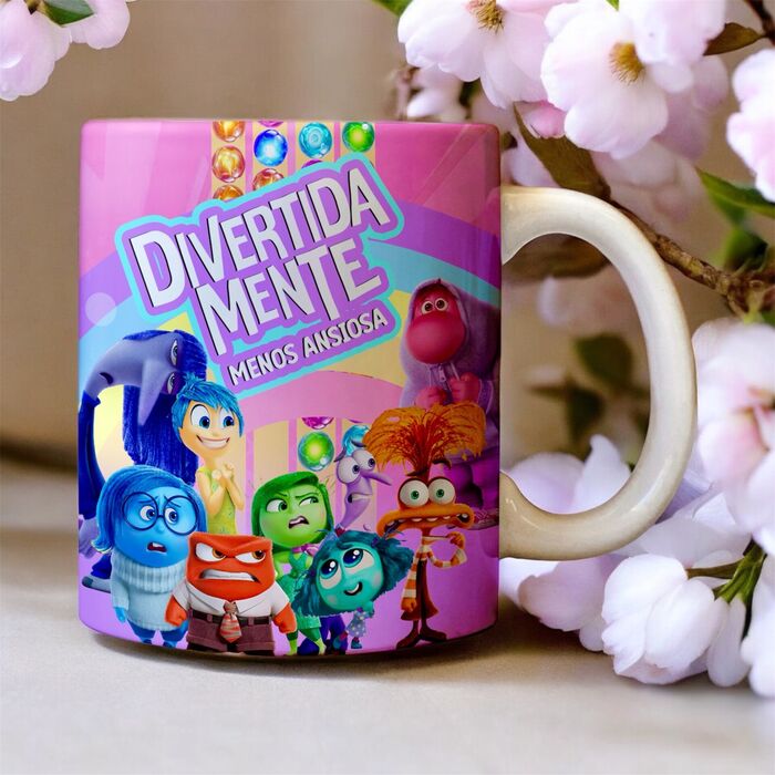 Uma caneca colorida com personagens do filme de animação 