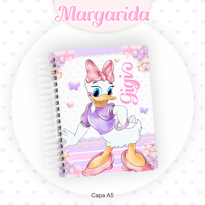 Um caderno fofo com uma capa com um personagem de desenho animado de pato usando um laço rosa, sapatos rosas e uma blusa roxa. O fundo é adornado com flores e borboletas. O nome 