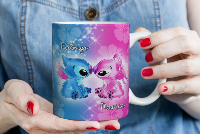Uma pessoa com unhas pintadas de vermelho segura uma caneca com os personagens de desenhos animados Stitch e Angel de 