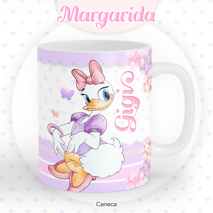 Uma caneca de cerâmica branca com uma ilustração de um pato de desenho animado usando um vestido roxo e um laço rosa. O fundo tem um padrão de pequenos corações e flores. O nome 