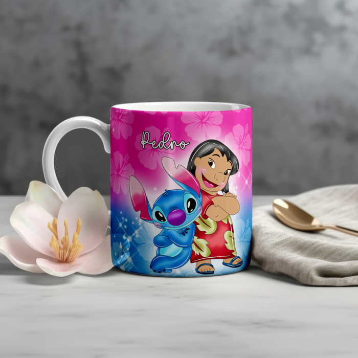 Uma caneca colorida apresenta personagens animados de 