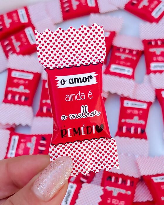 Rebuçados com o tema "O amor ainda é o melhor"
