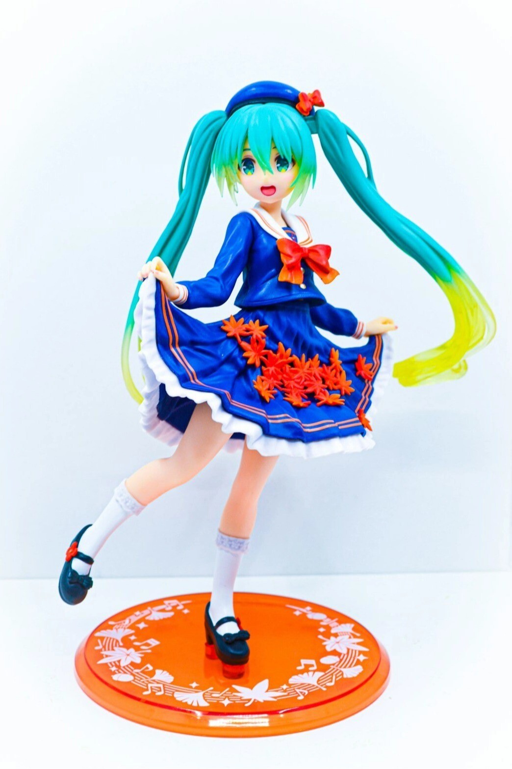 Figures & Collectibles