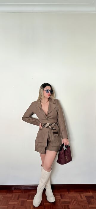 Conjunto em linho taupe com blazer estruturado e short de cintura alta, de proposta elegante, moderna e casual chic.
