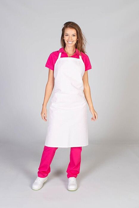 Mulher sorridente de pé a usar avental branco impermeável sobre uniforme rosa