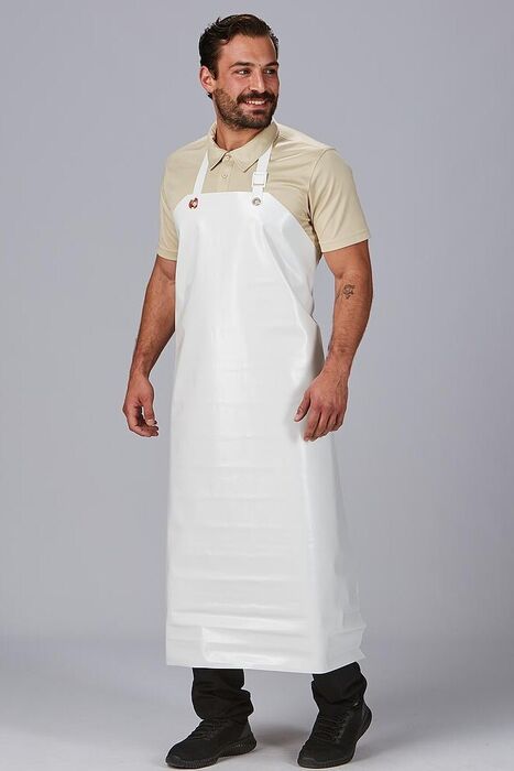 Homem a sorrir vestido com avental branco impermeável comprido até aos tornozelos