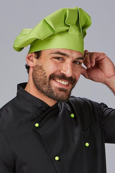 Homem sorridente com chapéu de cozinheiro verde e bata preta