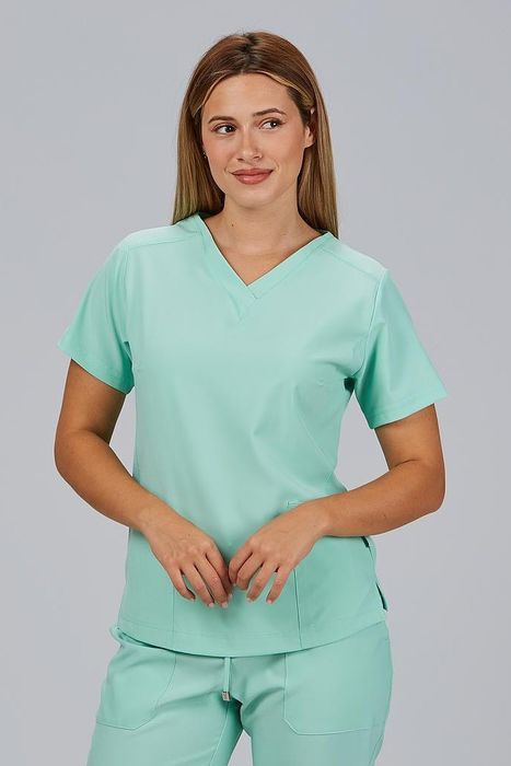 Mulher a usar pijama cirúrgico feminino verde água, blusa de manga curta e calças