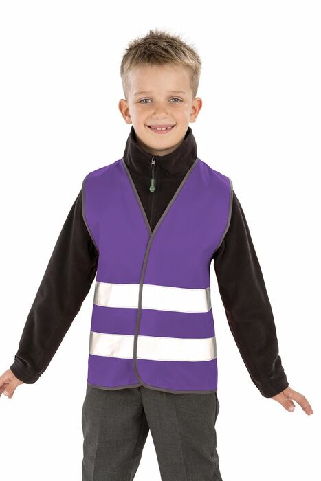 Criança sorridente com colete violeta de alta visibilidade e duas faixas refletoras prateadas