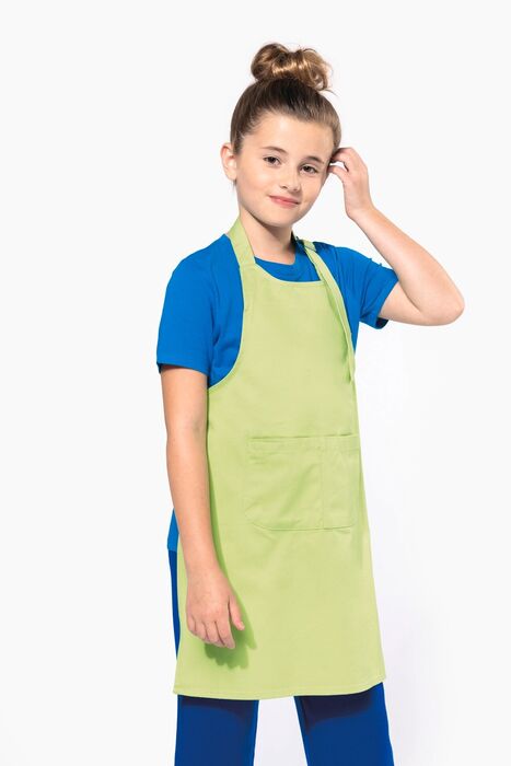 Criança com avental verde claro com bolso, camiseta azul e cabelo apanhado em coque