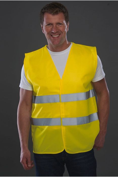 Homem com colete amarelo de alta visibilidade com duas faixas reflexivas