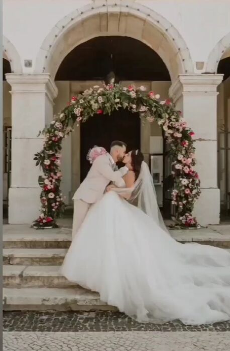 decoração floral em arco para casamento