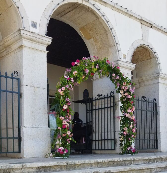 decoração floral em arco para casamento