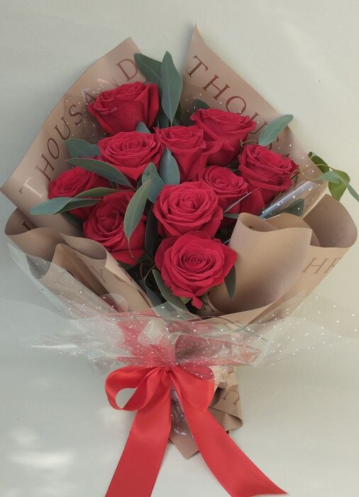Bouquet de rosas vermelhas e eucalipto  