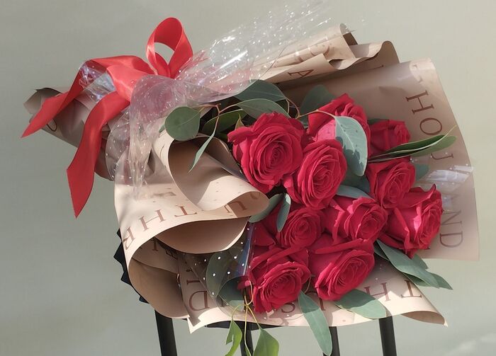 Bouquet de rosas vermelhas e eucalipto  