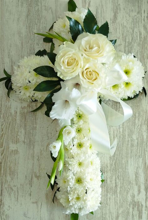Cruz de flores para funeral