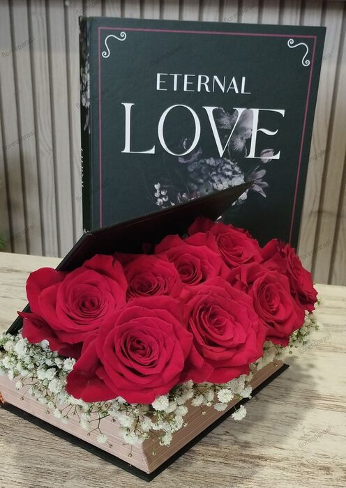 Livro com rosas