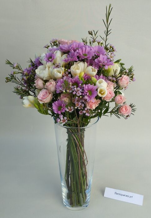 composição floral em tons rosa e lilás