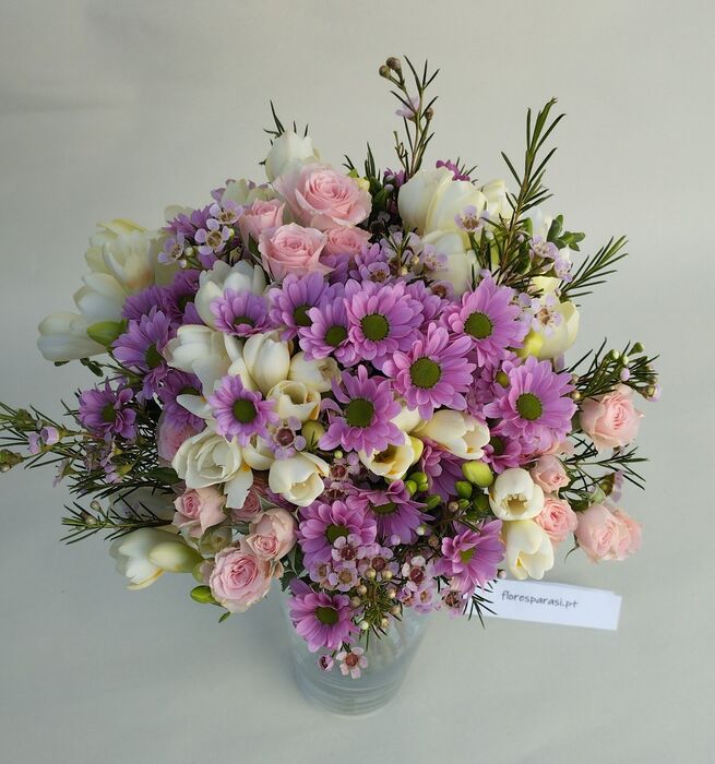 composição floral em tons rosa e lilás