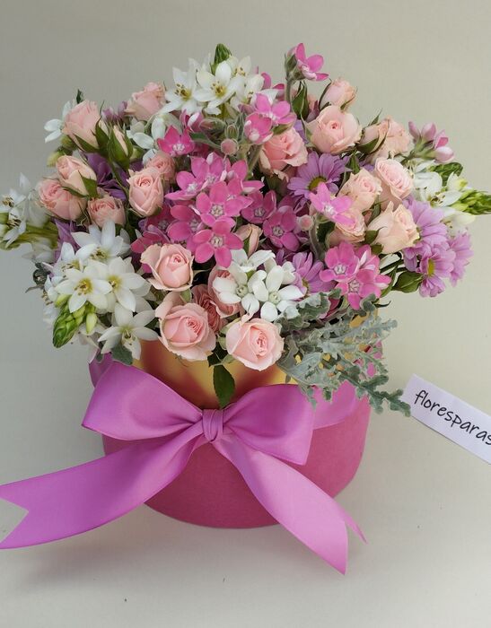 composição com flores da época em tons de rosa