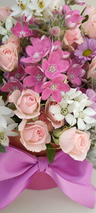composição com flores da época em tons de rosa
