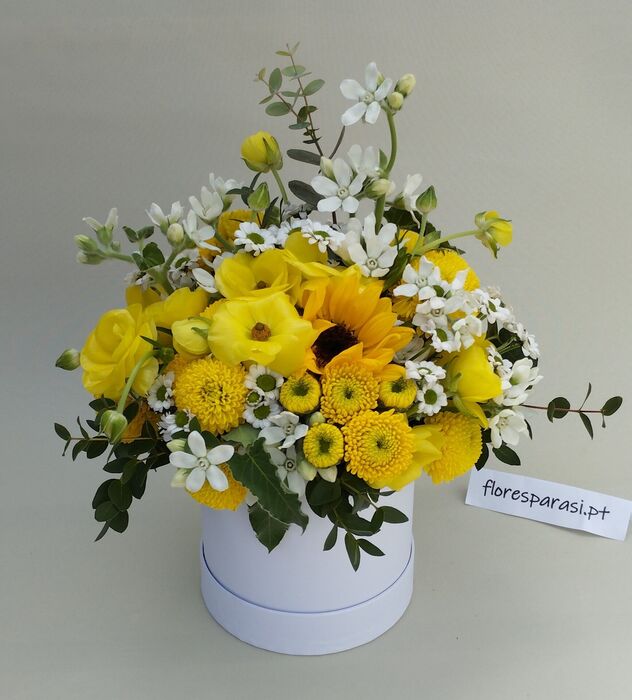 composição floral da época em tons de branco e amarelo