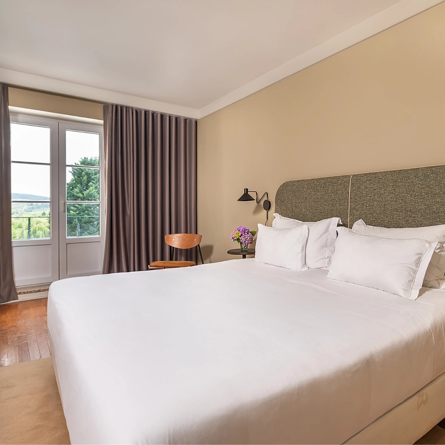 Quarto Charming com cama confortável, cortinas escuras e vista para o exterior.