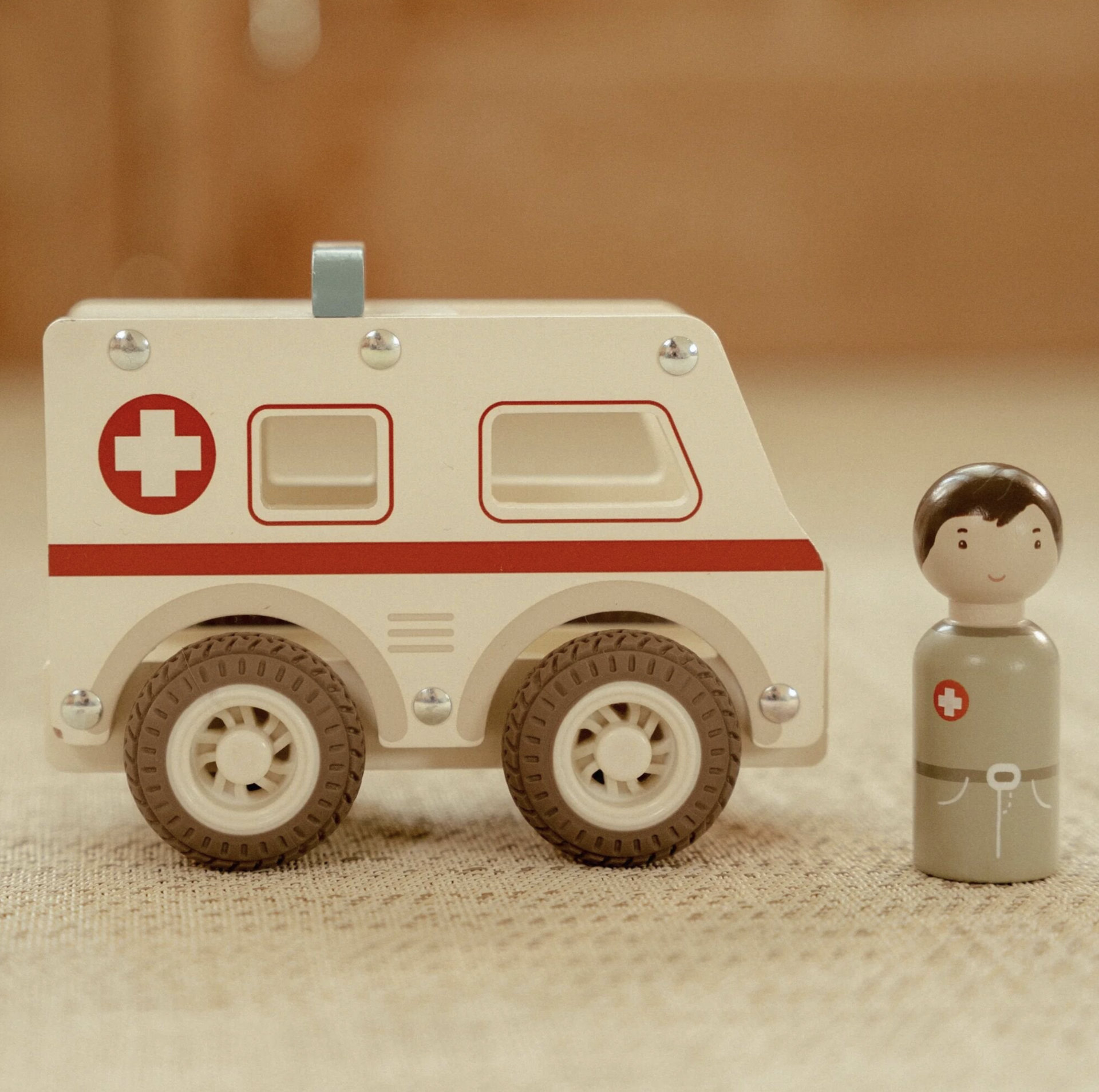 Ambulância de Bombeiros Brinquedo de Madeira FSC - Little Dutch