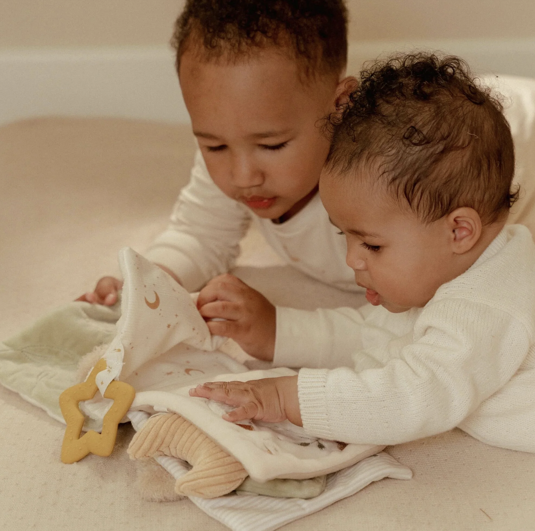 Livro de Actividades Beige Newborn Naturals - Little Dutch
