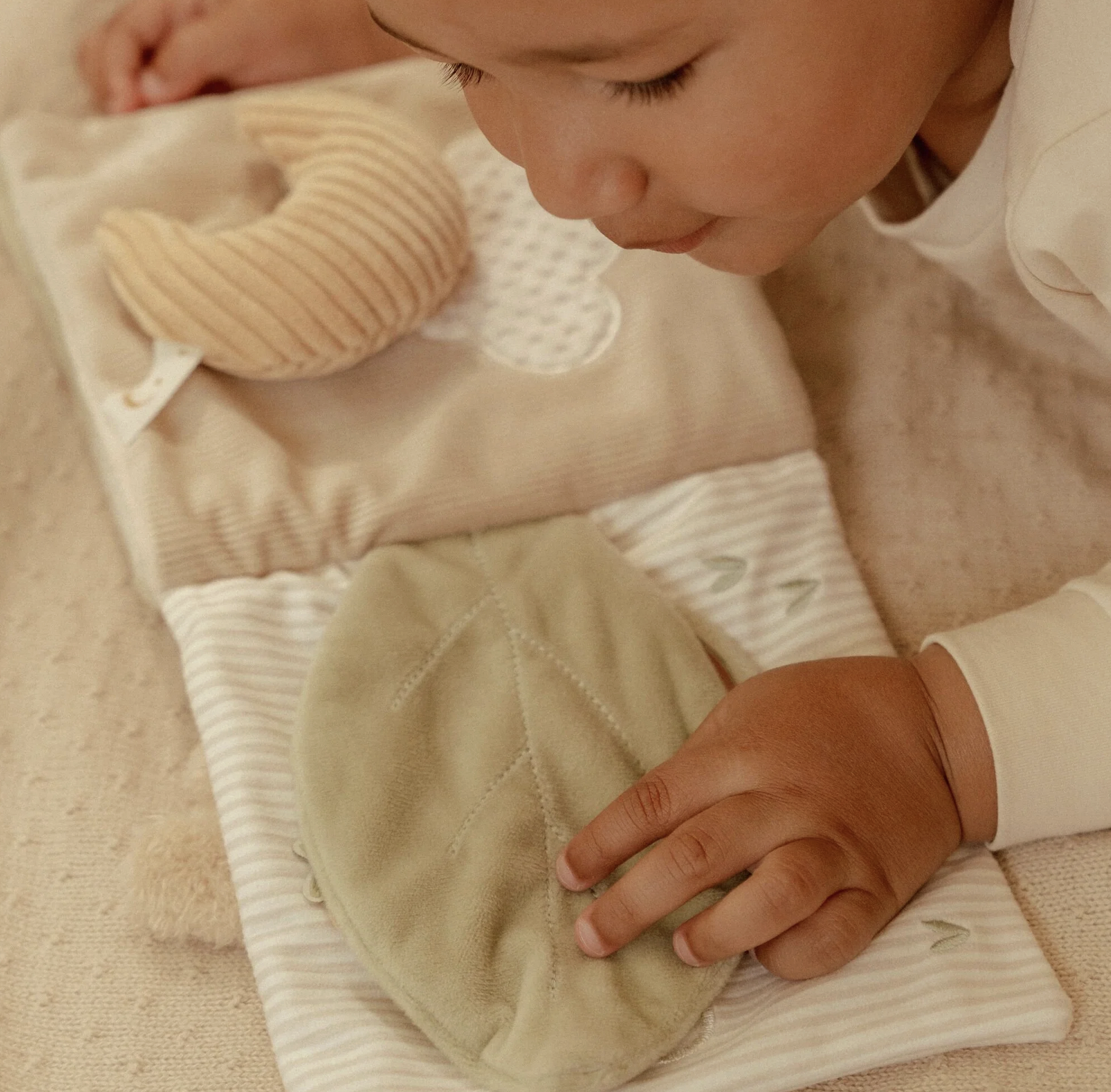 Livro de Actividades Beige Newborn Naturals - Little Dutch