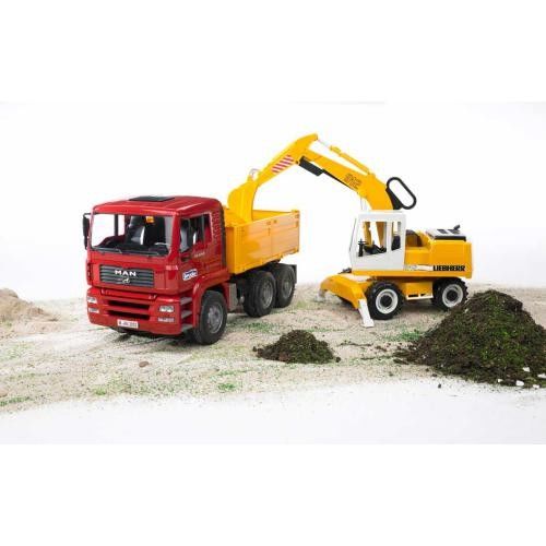CAMIÃO CONSTRUÇÃO C/ ESCAVADORA 