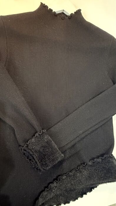 CAMISOLA PÊLO POR DENTRO COM DETALHE GOLA - PRETO