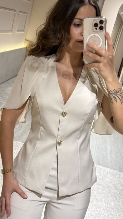 TOP ESTRUTURADO COM MANGA - BEGE