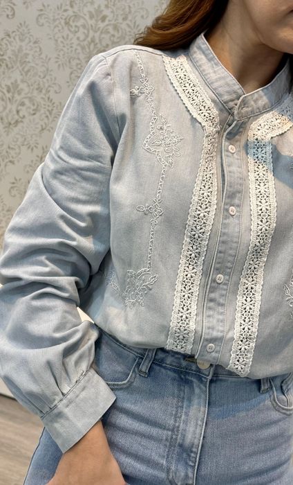 CAMISA JEANS COM BORDADO