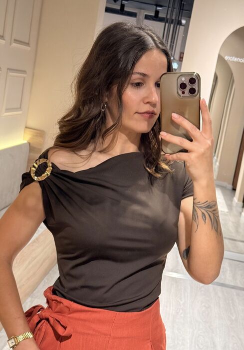 TOP ASSIMÉTRICO COM DETALHE DOURADO - CASTANHO