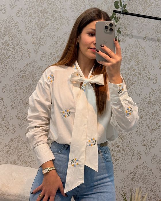 CAMISA DELICADA COM FLORES BORDADAS