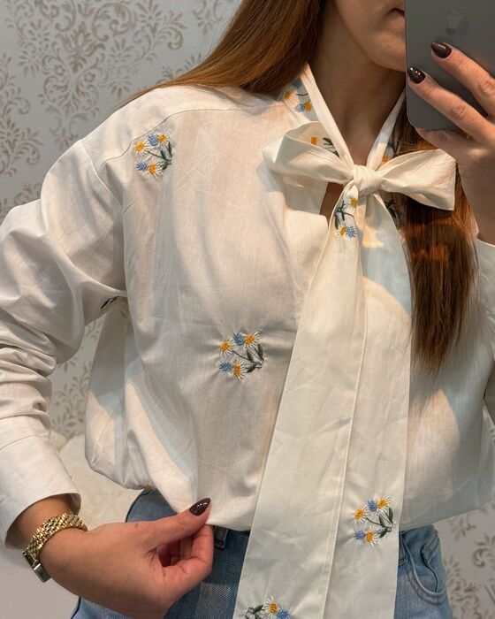 CAMISA DELICADA COM FLORES BORDADAS