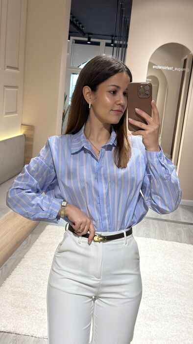 CAMISA AZUL COM RISCA VERMELHA