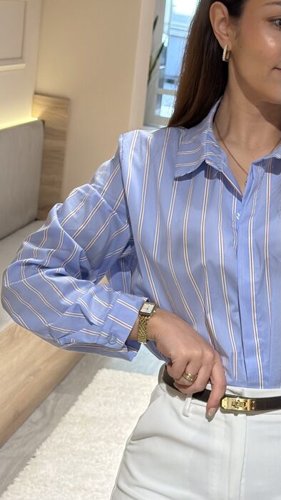 CAMISA AZUL COM RISCA VERMELHA