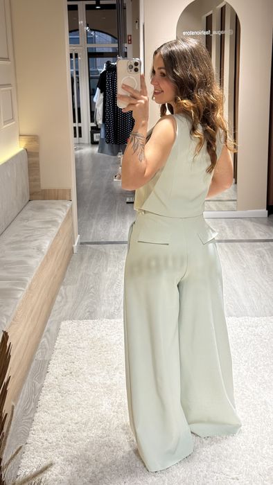 CALÇA FLUÍDA COM PINÇAS - VERDE ÁGUA