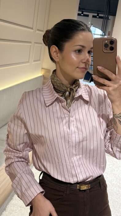 CAMISA ROSA COM RISCA CASTANHO CLARO