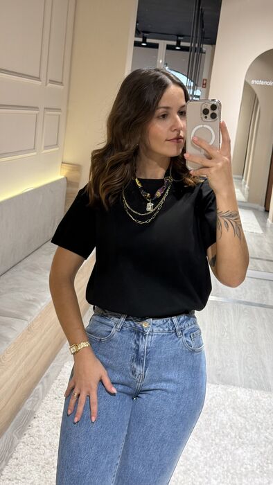 T-SHIRT BÁSICA COM COLAR - PRETA