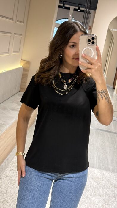 T-SHIRT BÁSICA COM COLAR - PRETA