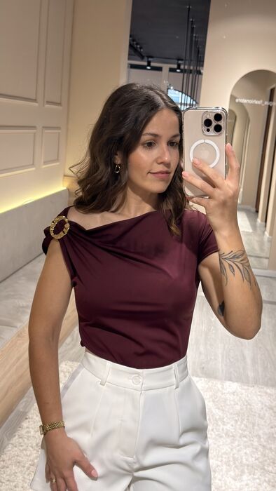 TOP ASSIMÉTRICO COM DETALHE DOURADO - BORDEAUX