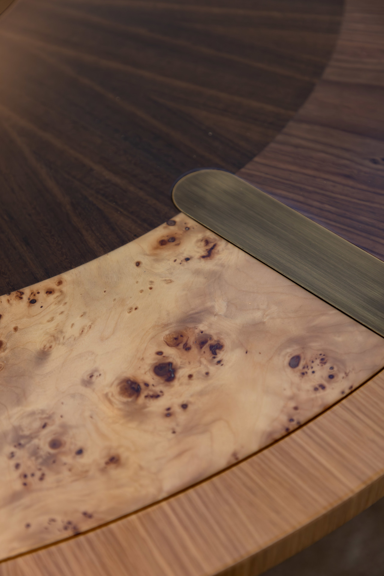 MAMOA-Luxury-Dining-Table-Decorex-2025
