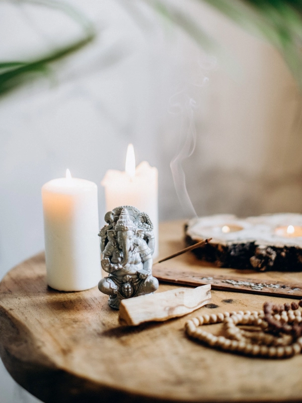 Well-being ritual with candles and aromatherapy at Melo Alvim Wellness