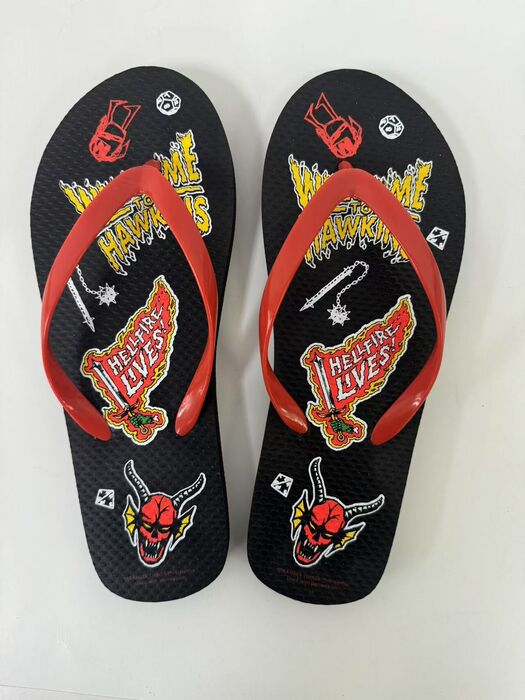 Chinelos Femininos de Stranger Things (Vermelho e Preto, 39-40)