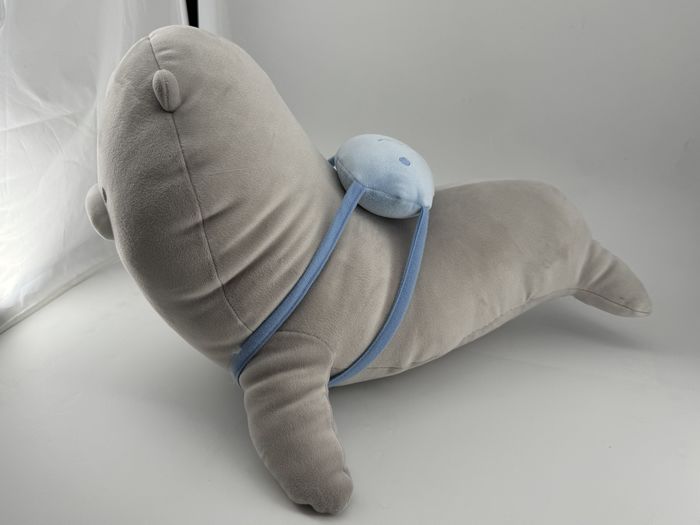 Peluche Oceânico Sentado (36cm, Leão-Marinho com Peixe)