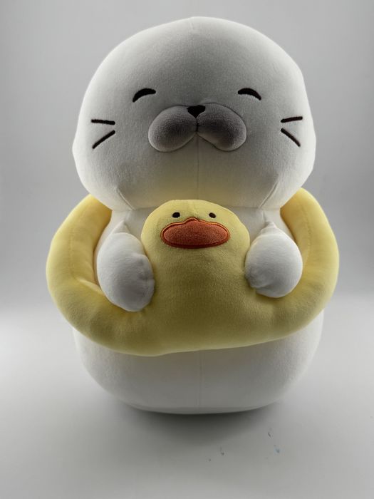 Peluche Oceânico Sentado - 35 cm (Foca com Boia em Forma de Pato)